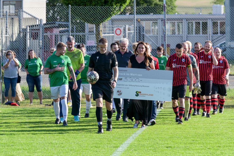 Die beiden Mannschaften laufen auf das Spielfeld.