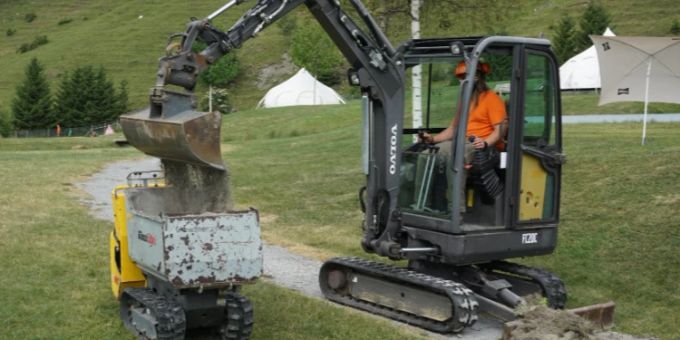 Zivilschützer im ausserkantonalen Einsatz. Bagger legt Weg an