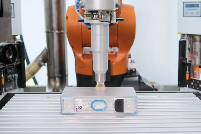 Die Aluminiumoberfläche von prismatischen Zellen wird mit Openair-Plasma von Staub, Schmutz und anderen Verunreinigungen gesäubert, um eine bestmögliche Haftung von Lack oder Folie zu ermöglichen. Schweizer Technologie