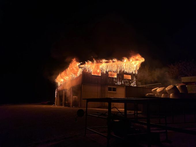 Die Löscharbeiten gestalten sich schwierig. Feuer Rorschach