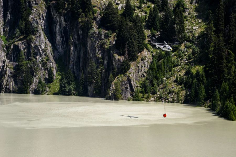 Die Armee hat zwei Superpuma-Helikopter zur Unterstützung geschickt.