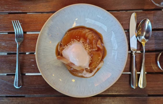 Tarte Tatin mit Caramellsauce und Glace in der Brasserie Freilager. Brasserie Freilager Tarte Tatin