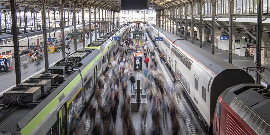 Bei Reisen durch Europa ist die klimafreundliche Bahn häufig teurer als das Flugzeug. Das sagt die Umwelt-Organisation Greenpeace, die europaweit die Ticketpreise für beide Verkehrsmittel auf 112 Strecken zu jeweils mehreren Buchungszeitpunkten verglichen hat. (Archivbild)