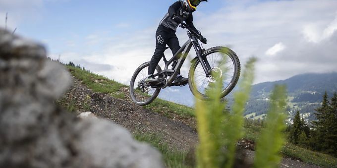 Beim Sommertourismus verzeichnete Arosa etwas weniger Gäste als im Rekordjahr vorher - die Millionenmarke bei den Logiernächten ist aber erneut geknackt. (Archivbild) Beim Sommertourismus verzeichnete Arosa etwas weniger Gäste als im Rekordjahr vorher - die Millionenmarke bei den Logiernächten ist aber erneut geknackt. (Archivbild)