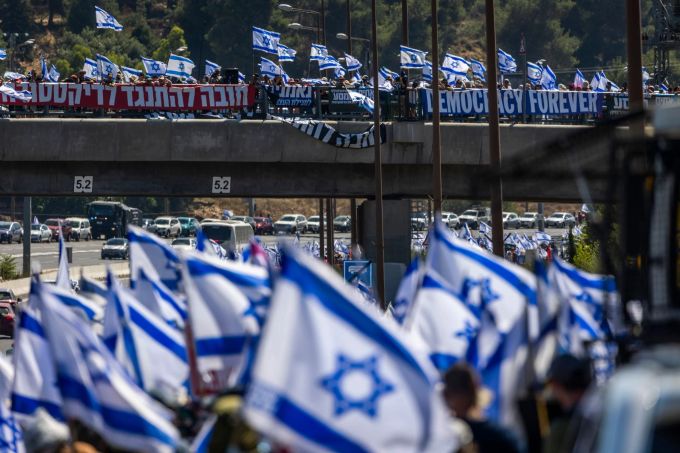 Tausende israelische Demonstranten marschieren entlang einer Autobahn, um gegen die geplante Justizreform der Regierung zu protestieren. Ilia Yefimovich/dpa Proteste in Israel