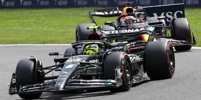Lewis Hamilton (Mercedes) vor Max Verstappen (Red Bull) beim Belgien-GP der Formel 1. Mercedes Hamilton Formel 1