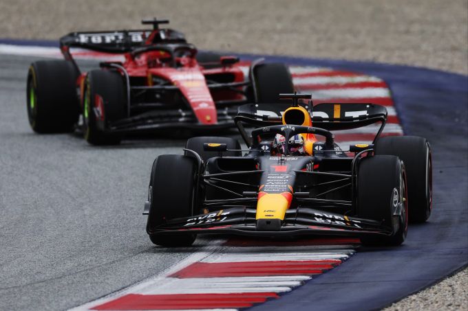 Max Verstappen (Red Bull) vor Charles Leclerc (Ferrari) beim Österreich-GP der Formel 1. Max Verstappen Formel 1