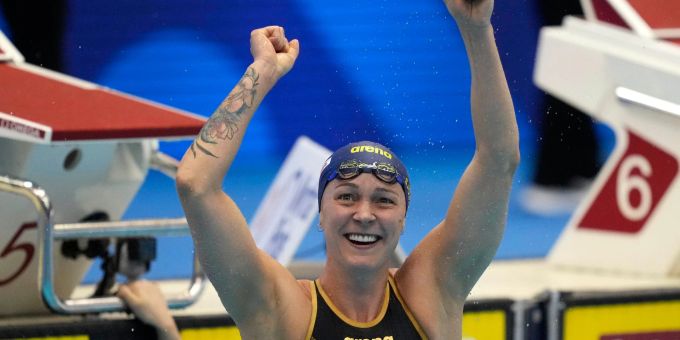 Sarah Sjöström feiert ihren Sieg bei den Schwimm-Weltmeisterschaften in Fukuoka. Sarah Sjoestroem feiert ihren Sieg bei den Schwimm-Weltmeisterschaften in Fukuoka.