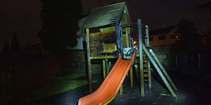 Spielturm gerät in Brand.