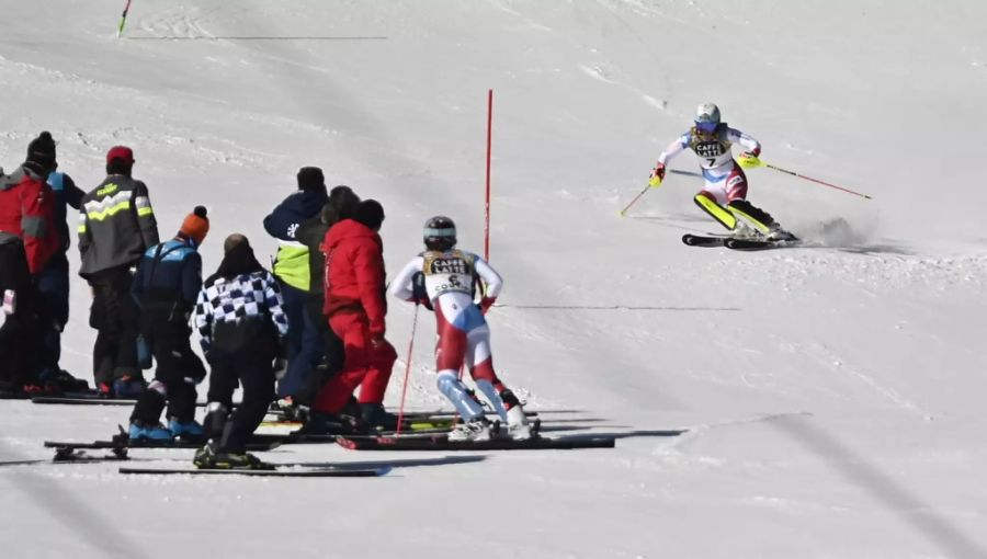 Michelle Gisin (l.) schied bereits im ersten Lauf aus.