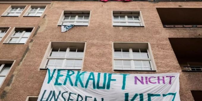 Ein Transparent gegen Investoren und Gentrifizierung hängt an der Fassade eines Hauses in Berlin-Neukölln. Foto: Christoph Soeder/dpa Ein Transparent gegen Investoren und Gentrifizierung hängt an der Fassade eines Hauses in Berlin-Neukölln. Foto: Christoph Soeder/dpa