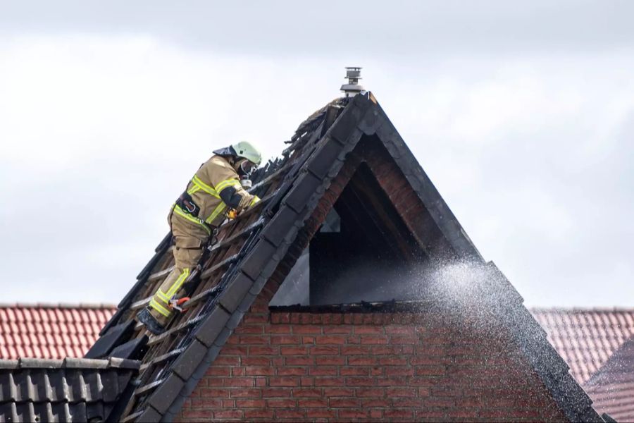 Die Feuerwehr beim Löschen des Brandes.