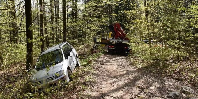 Zur Bergung des Fahrzeuges musste ein Kran aufgeboten werden. Kantonspolizei Solothurn