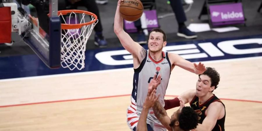 Garrison Mathews (l) von den Washington Wizards setzt zum Wurf an. Foto: Nick Wass/AP/dpa