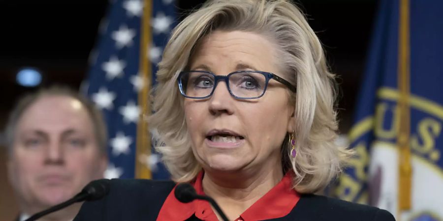 ARCHIV - Liz Cheney (r), Vorsitzende der Republikanischen Konferenz im Repräsentantenhaus, spricht zu Reportern während einer Pressekonferenz im Kapitol. Foto: J. Scott Applewhite/AP/dpa