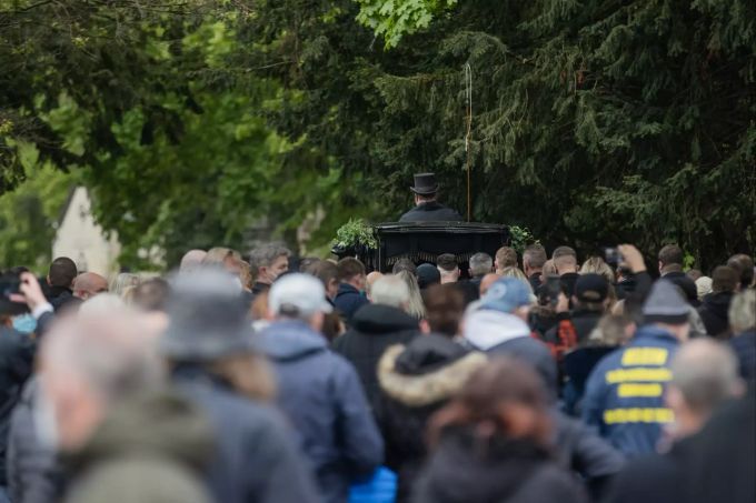 Der Sarg mit den sterblichen Überresten von Willi Herren wird mit einer Kutsche von einem Beerdigungsunternehmen zum Grab auf dem Melatenfriedhof gefahren. Willi Herren