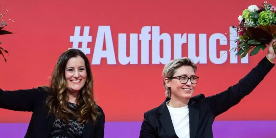 Janine Wissler (l) und Susanne Hennig-Wellsow, die neuen Bundesvorsitzenden der Partei Die Linke, nach ihrer Wahl beim Online-Bundesparteitag. Foto: Bernd von Jutrczenka/dpa