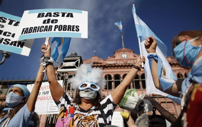 Menschen protestieren gegen den Skandal um «VIP-Impfungen» in Argentinien.