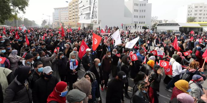 Anhänger der größten politischen islamistischen Partei Tunesiens, Ennahda, veranstalten eine Kundgebung gegen Präsident Kais Saied in Tunis, Tunesien. tunesien