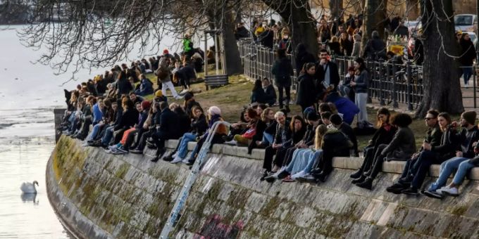 Berliner geniessen die Wintersonne am Ufer eines Kanals Berliner geniessen die Wintersonne am Ufer eines Kanals