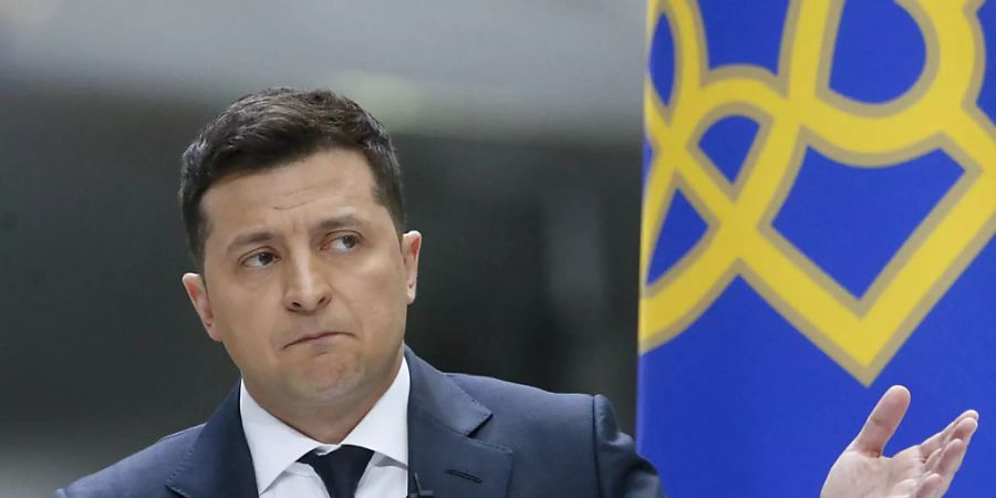 ARCHIV - Der ukrainische Präsident Wolodymyr Selenskyj spricht während einer Pressekonferenz in der Antonow Flugzeugfabrik. Foto: Efrem Lukatsky/AP/dpa