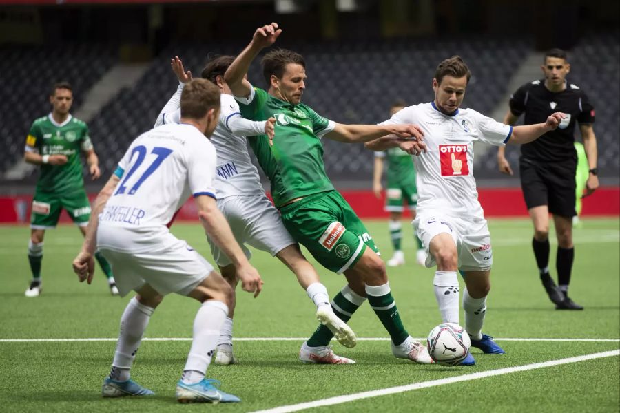 Der Espe Lukas Görtler (m.) wird gleich von drei Gegenspielern unter Druck gesetzt.