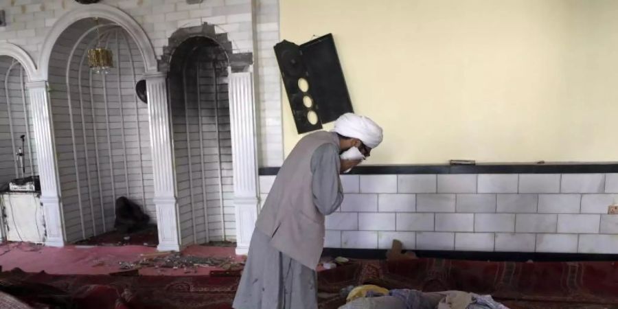 Ein Student weint in der Moschee nach der Bombenexplosion. Bei einem Anschlag in Kabul sind nach Angaben der Polizei mindestens zwölf Menschen getötet worden. Foto: Rahmat Gul/AP/dpa
