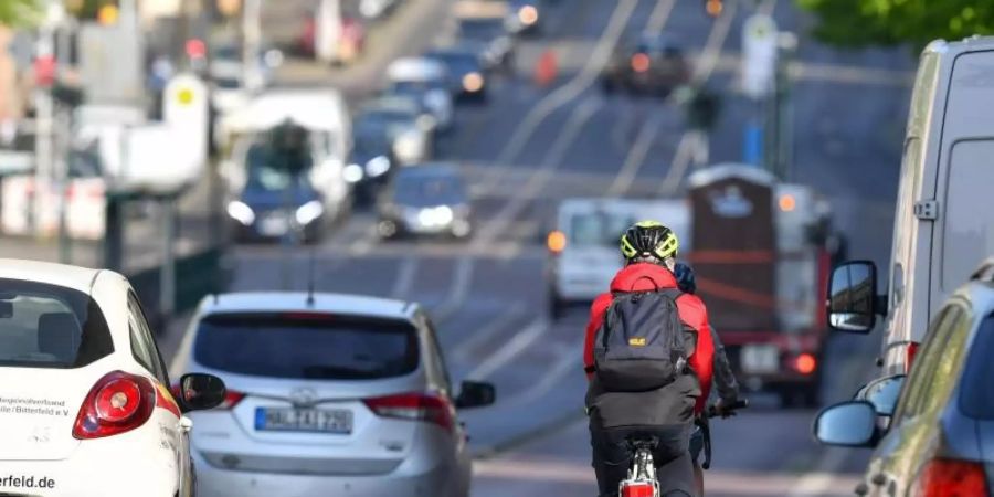 Laut einer Umfrage fahren viele Menschen in der Corona-Krise lieber mit dem Auto statt mit Bus und Bahn. Auch legen sie Wege eher zu Fuss oder auf dem Fahrrad zurück. Foto: Hendrik Schmidt/dpa-Zentralbild/dpa