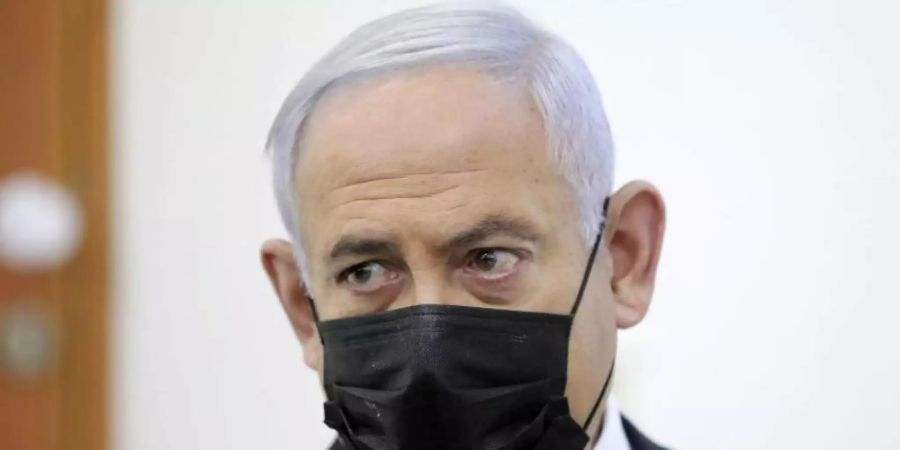 Benjamin Netanjahu nimmt in Jerusalem an einer Beweisanhörung in seinem Prozess wegen angeblicher Korruptionsverbrechen teil. Foto: Abir Sultan/European Pressphoto Agency Pool/dpa