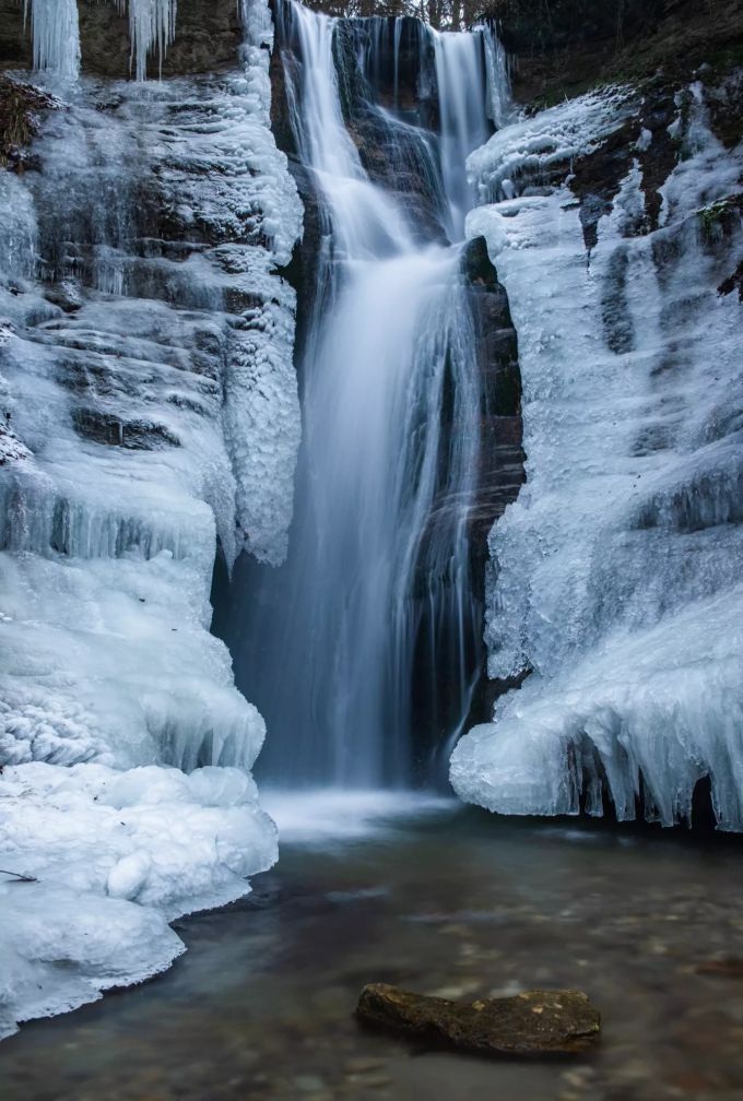 Wasserfall von Eis umringt Wasserfall Eis