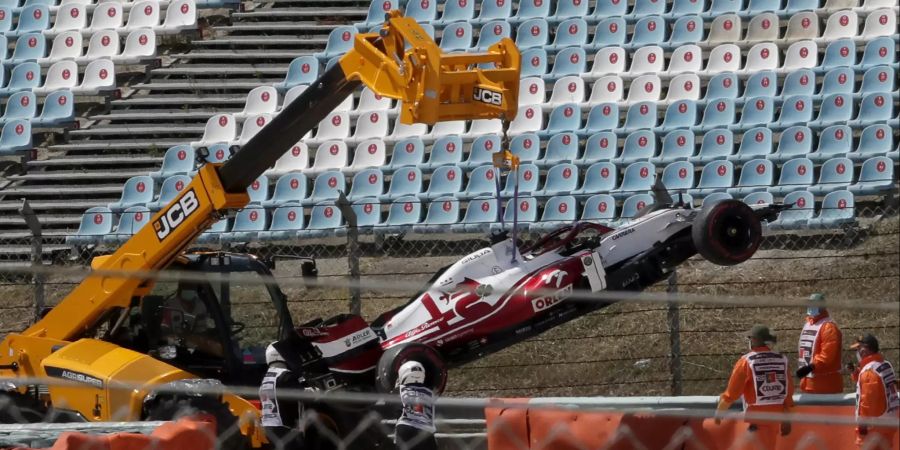 Das Auto von Kimi Räikkönen muss nach dem Crash mit Teamkollege Giovinazzi wegtransportiert werden.