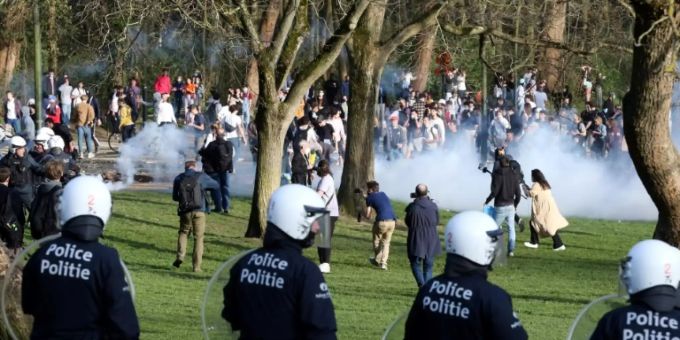 Riesen-Krawalle - Brüsseler Polizei geht gegen Party in Park vor