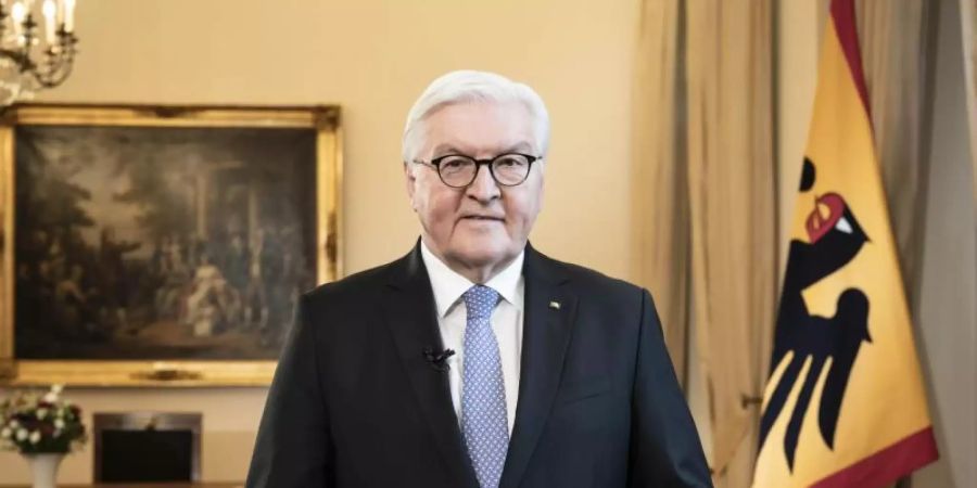 Bundespräsident Frank-Walter Steinmeier während der Aufzeichnung der Fernsehansprache im Schloss Bellevue. Foto: Sandra Steins/Bundesregierung/dpa