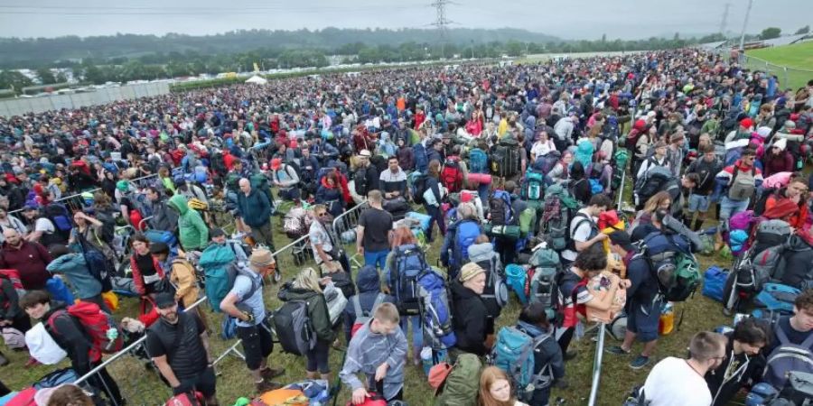 Erinnerungen an eine andere Zeit, heute undenkbar: Menschenmassen am Eingang des Glastonbury-Festivals. Das war 2019. Foto: Yui Mok/PA Wire/dpa