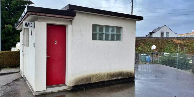 Das WC-Haus an der Rütistrasse ist einer der «Unorte» der Gemeinde. Unorte in Rapperswil Jona