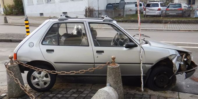 Der Autofahrer kollidierte mit einem Betonpfeiler.
