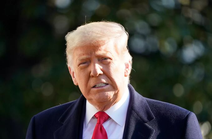 ARCHIV - 12.01.2021, USA, Washington: Donald Trump, damaliger Präsident der USA, spricht mit Pressevertretern vor dem Weissen Haus, bevor er an Bord des Marine One Hubschraubers geht um nach Texas zu reisen. Das oberste US-Gericht wies am Montag Trumps Ansinnen zurück, die Herausgabe seiner Steuerunterlagen an die New Yorker Staatsanwaltschaft zu unterbinden. Foto: Gerald Herbert/AP/dpa +++ dpa-Bildfunk +++ Niederlage für Trump vor Supreme Court