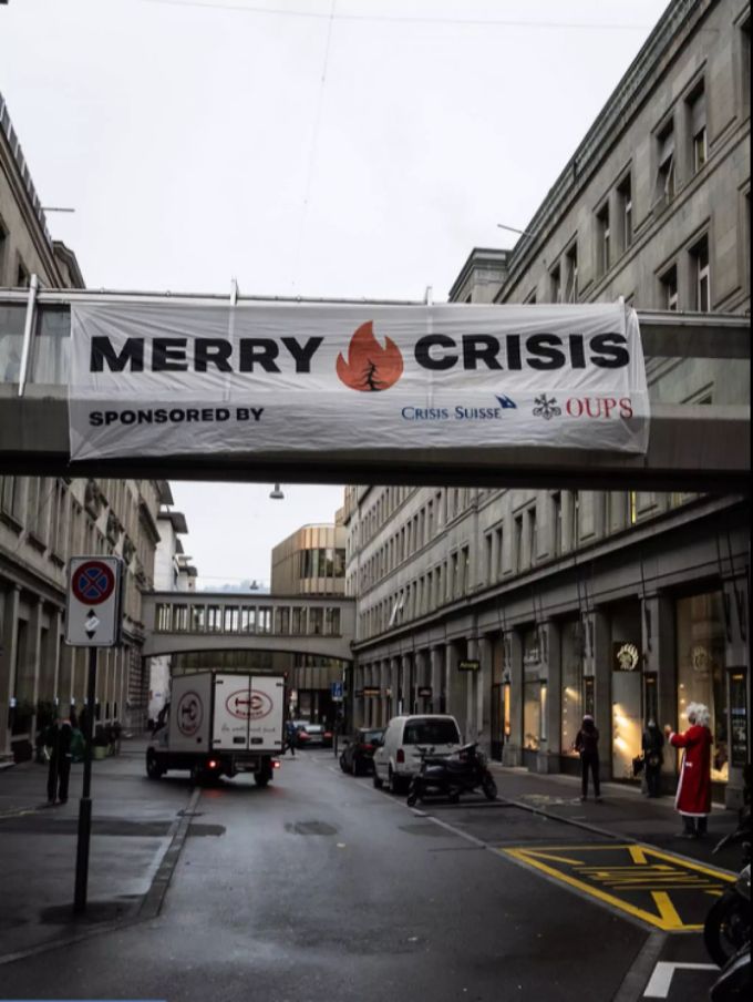 Trotz des Pariser-Klimaabkommens befeuern die Schweizer Grossbanken weiterhin die Klimaerhitzung. Die “Merry Crisis” Aktion der Bewegung Klimastreik im Dezember 2020 an der Zürcher Bahnhofstrasse. Klima Kids Aktion.