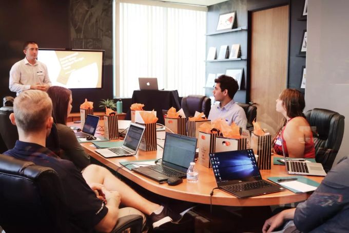 Im Arbeitsalltag werden wir oft abgelenkt: Arbeitskollegen, Meetings oder Mails können den Arbeitsflow stören. Meeting