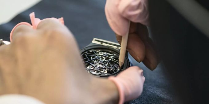 Eine rückläufige Nachfrage nach Uhren verzeichnete im Februar der Berner Jura. (Symbolbild) Die Uhrenmacher zeigen an Messen wie der Watches & Wonders ihre neuesten Kreationen. Dieses Jahr findet die Messe allerdings nur virtuell statt. (Symbolbild)