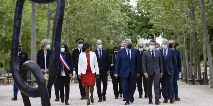 Der französische Präsident Emmanuel Macron (3-R), flankiert von Senatspräsident Gerard Larcher (5-R), dem ehemaligen französischen Premierminister Jean-Marc Ayrault (2-R) und Parlamentspräsident Richard Ferrand (R), sowie Minister des Kabinetts treffen zu einer Zeremonie im Jardin du Luxembourg ein, um die Abschaffung der Sklaverei zu feiern und den Opfern des Sklavenhandels zu gedenken. Macron