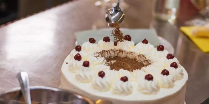Die Schwarzwälder Kirschtorte mit ihrem ordentlichen Schuss Kirschwasser ist den Menschen fast überall auf der Welt ein Begriff. Foto: Philipp von Ditfurth/dpa Die Schwarzwälder Kirschtorte mit ihrem ordentlichen Schuss Kirschwasser ist den Menschen fast überall auf der Welt ein Begriff. Foto: Philipp von Ditfurth/dpa