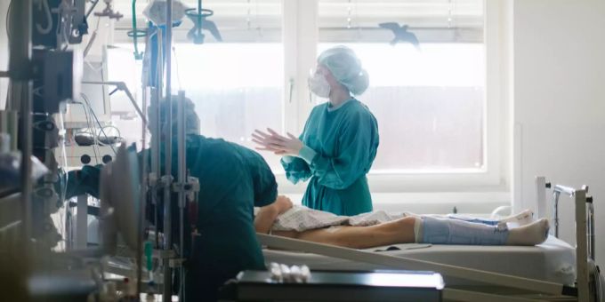 In Deutschland wird vermehrt auf «stille» Intensivstationen gesetzt. Für am Coronavirus erkrankte Patienten, die beatmet werden müssen, ist die Belastung enorm. Coronavirus