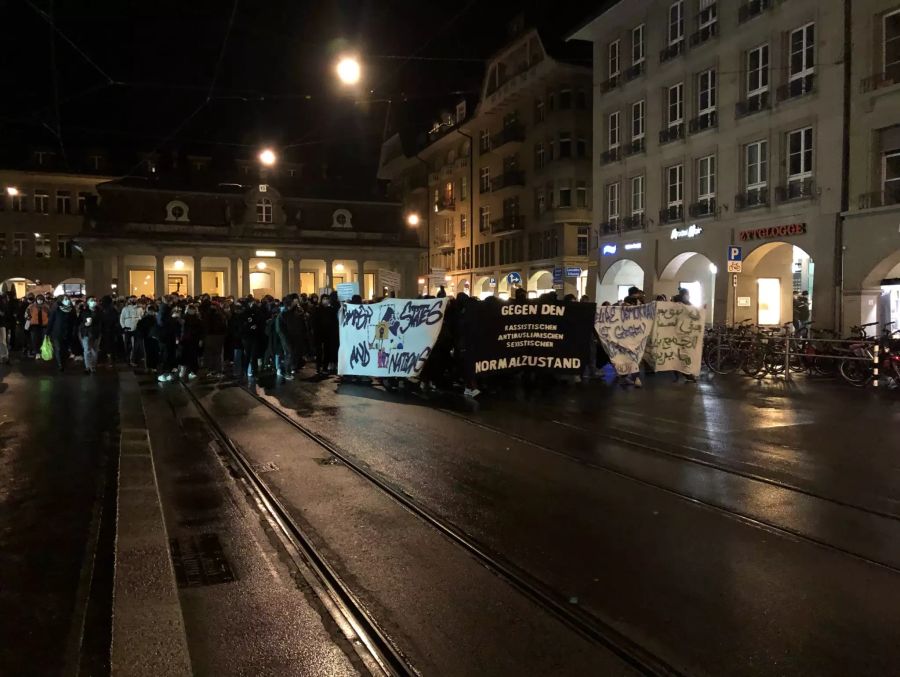 Die Demonstranten tragen Masken.