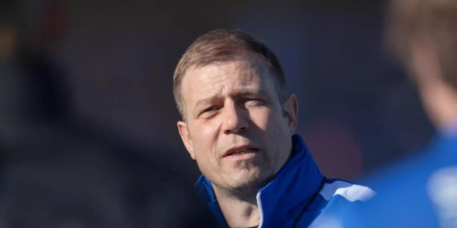 Der neue Trainer von Arminia Bielefeld, Frank Kramer, bei seinem ersten Training mit der Mannschaft. Foto: Friso Gentsch/dpa