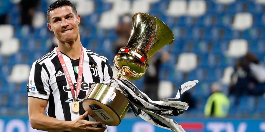 Ronaldo posiert erstmals mit dem Pokal in Italien.