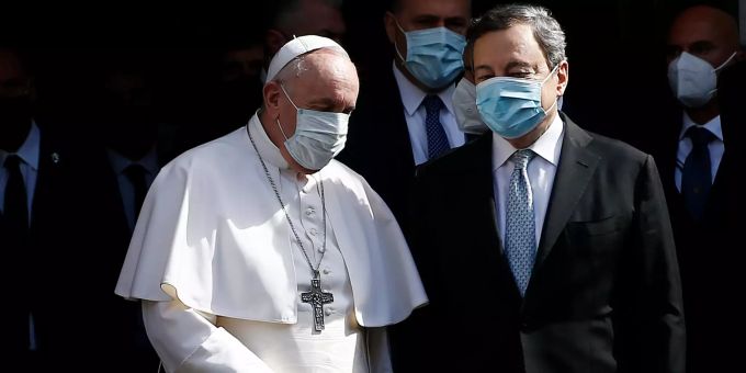 Papst Franziskus hier im Bild mit Italiens Ministerpräsident Mario Draghi. Papst bei Konferenz