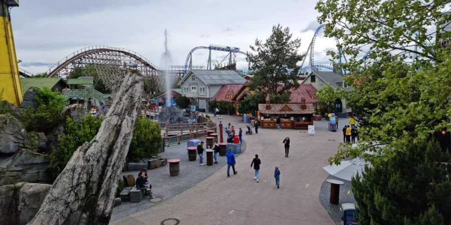 In der Zwischensaison im November besuchen nur wenige Leute den Europa-Park.