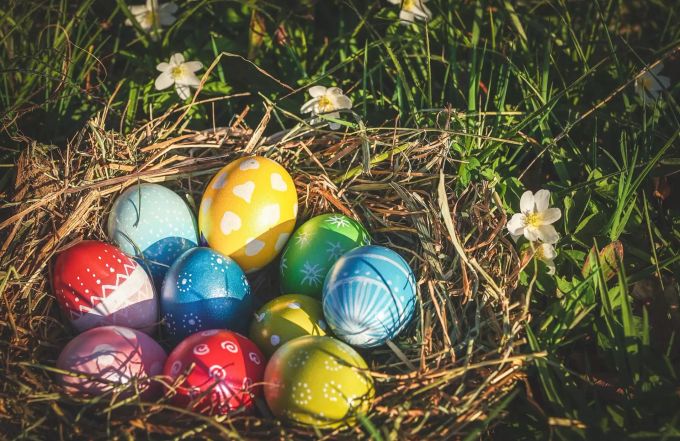 An Ostern ist es üblich, Eier bunt zu bemalen. Ostereier