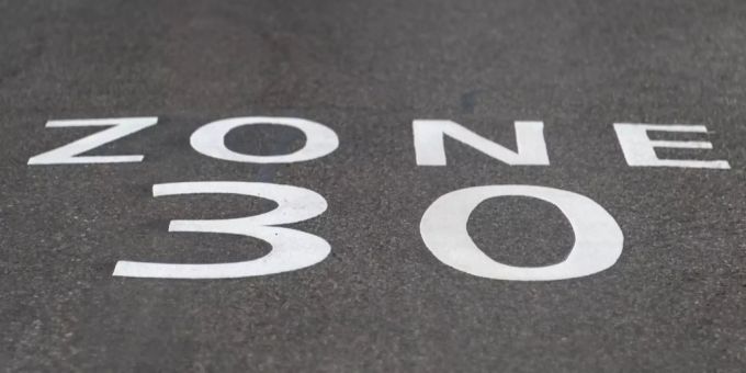 Eine Signalisation fuer eine Tempo-30-Zone.